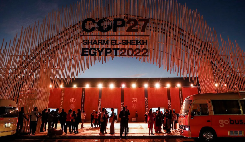 Attendees outside the main entrance of the UNFCCC COP 27 climate conference in Sharm El Sheikh, Egypt. Credit: Mohamed Abed/Getty Images