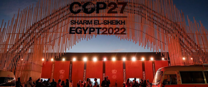 Attendees outside the main entrance of the UNFCCC COP 27 climate conference in Sharm El Sheikh, Egypt. Credit: Mohamed Abed/Getty Images